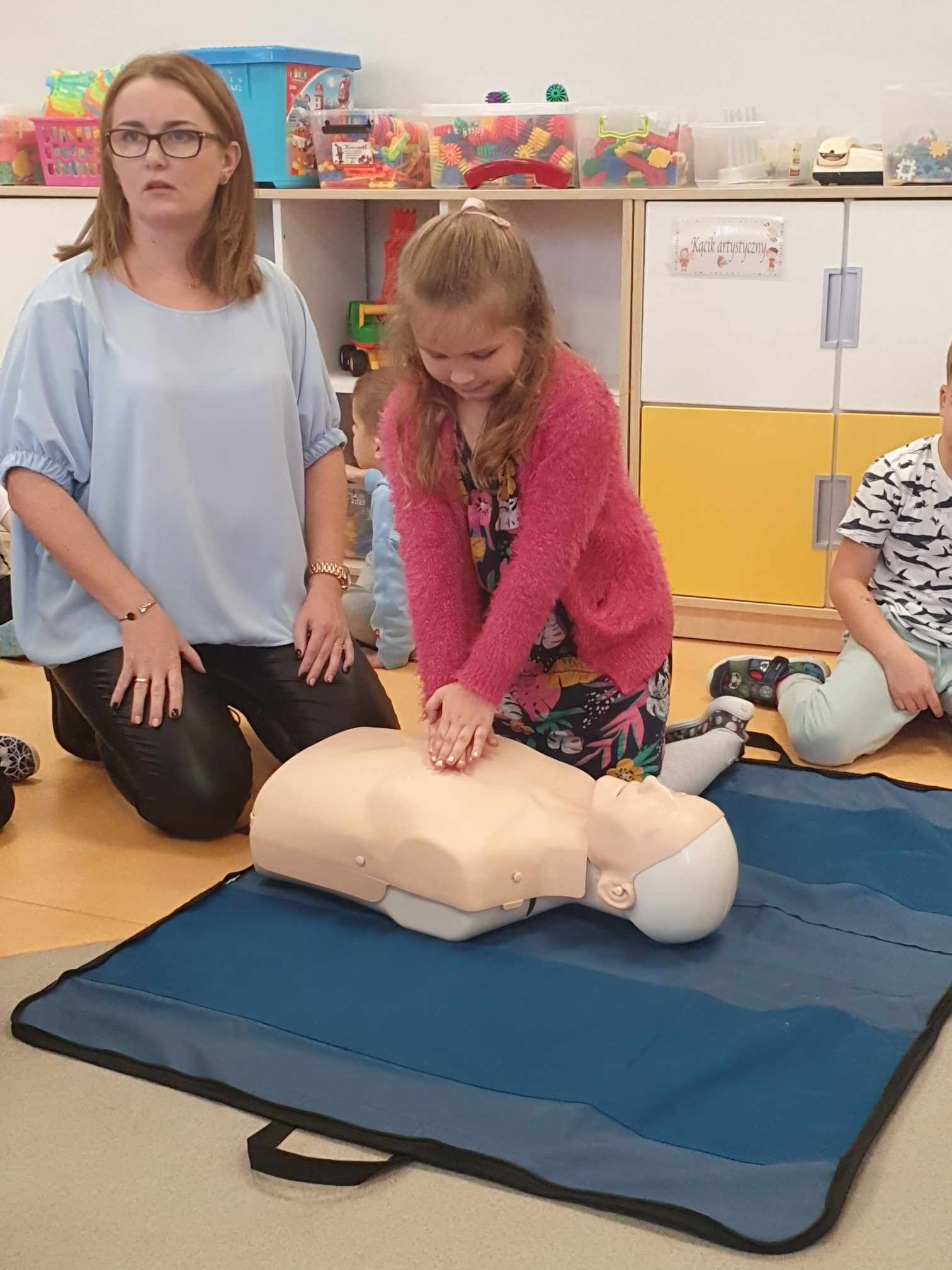 Promyczki  i Pszczółki ćwiczą udzielanie pomocy